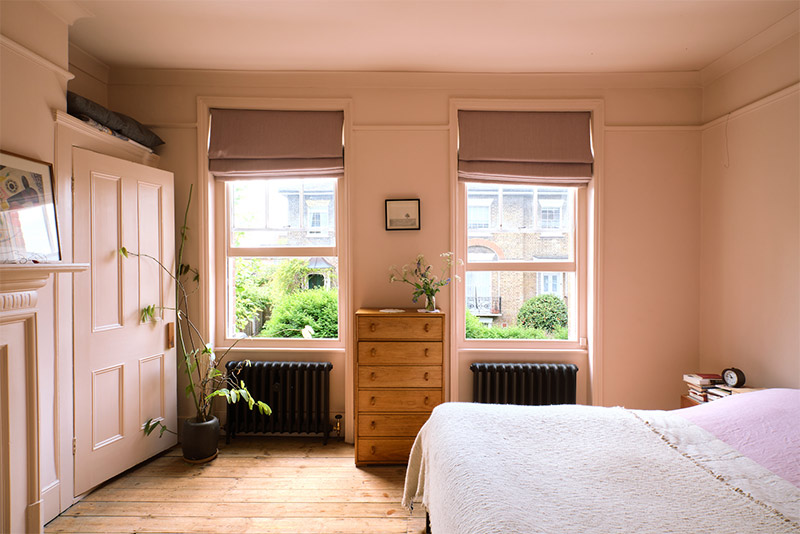 Une chambre rose blush dans une maison d'époque victorienne