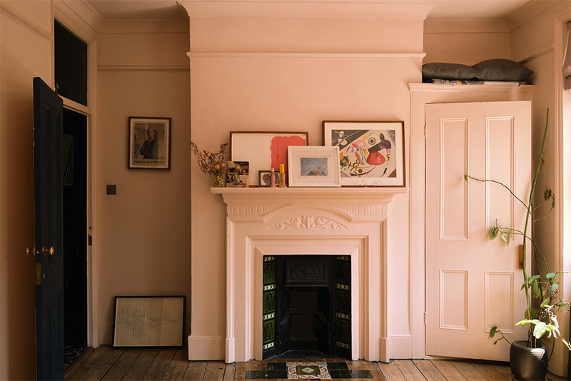 Une chambre rose blush dans une maison d'époque victorienne