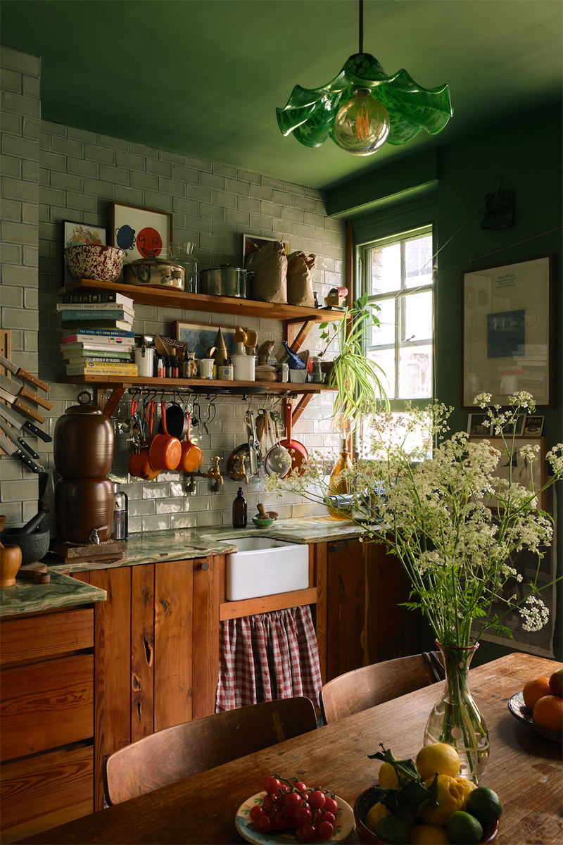 Une cuisine de style campagne brocante verte