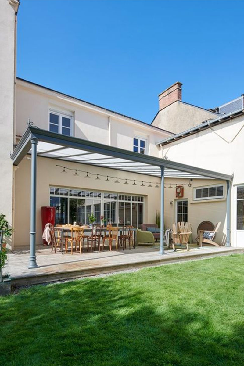 Installation d'une pergola préau devant une maison, au look classique