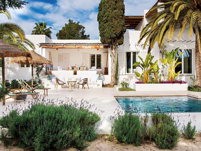 Des extérieurs au style méditerranéen d'Ibiza blanc et matières naturelles