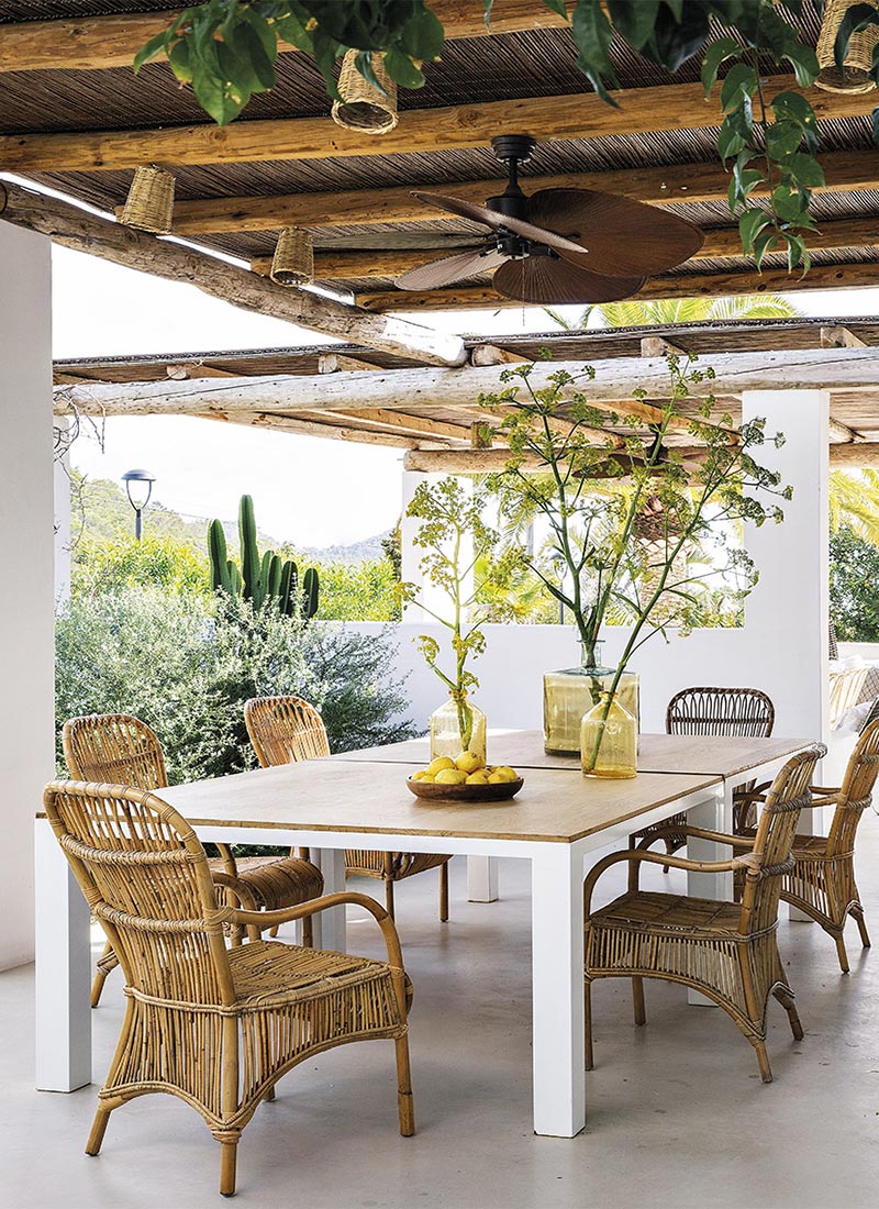 Une salle à manger extérieure au style méditerranéen d'Ibiza blanc et matières naturelles