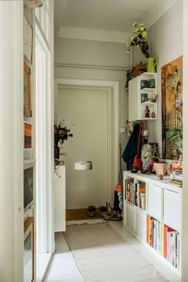 Petite entrée d'appartement suédois avec des meubles de rangement à casier