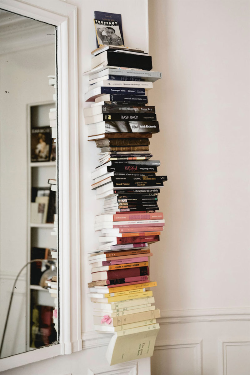 Étagère murale invisible de livres dans l'appartement d'Anne et Claire Berest à Paris