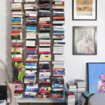 Étagères invisibles, l’art de décorer ses murs avec des livres