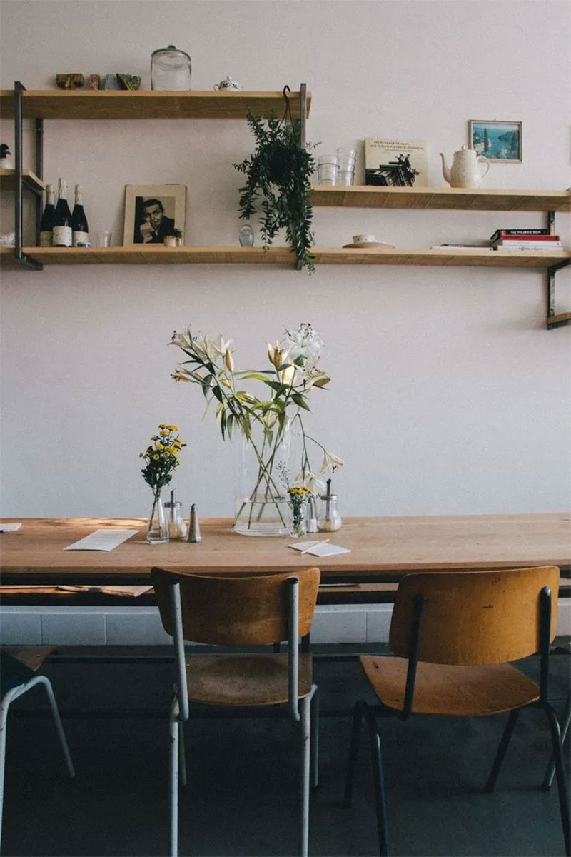 Adoper la chaise d'école comme chaise de salle à manger autour d'une table de ferme