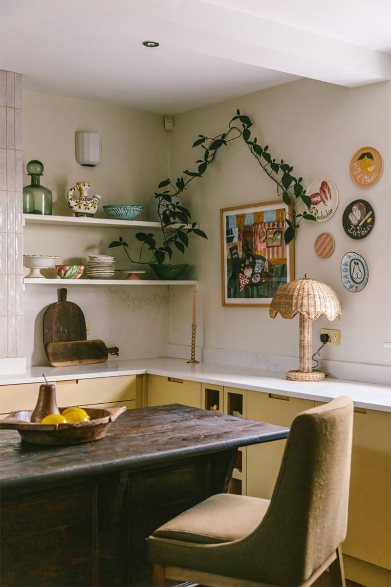 Une cuisine jaune paille avec un petit look vintage