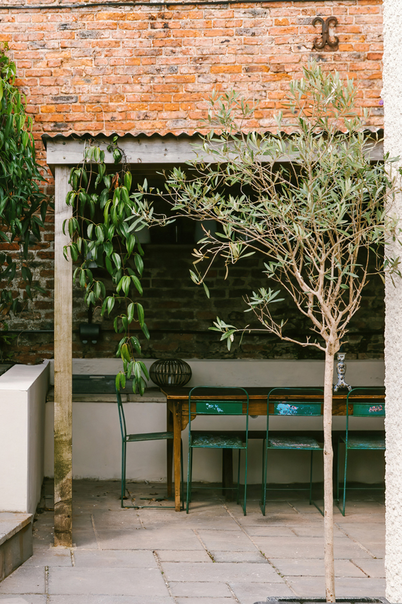 Chaises de jardin vintage en métal patiné et table en bois pour cette terrasses éxtérieure