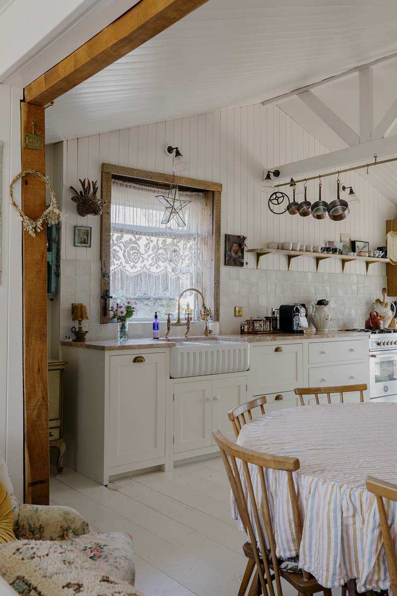 Un espace ouvert blanc avec une cuisine de style shaker deVOL