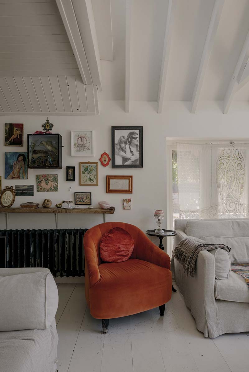 Un salon meublé de mobilier vintage pour un style glamour délavé