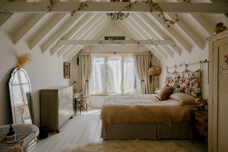 Une chambre à l'esprit shabby chic avec sa tête de lit en chintz et son mobilier rétro