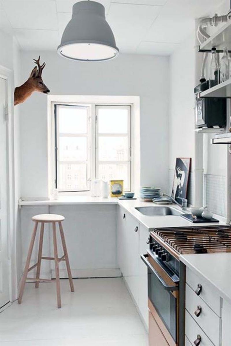 Une petite cuisine blanche minimaliste de style scandinave