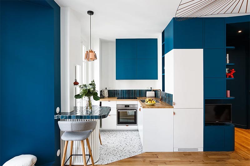 Une petite cuisine dans un petit appartement parisien par Emilie Melin en bleu et blanc, plein de charme