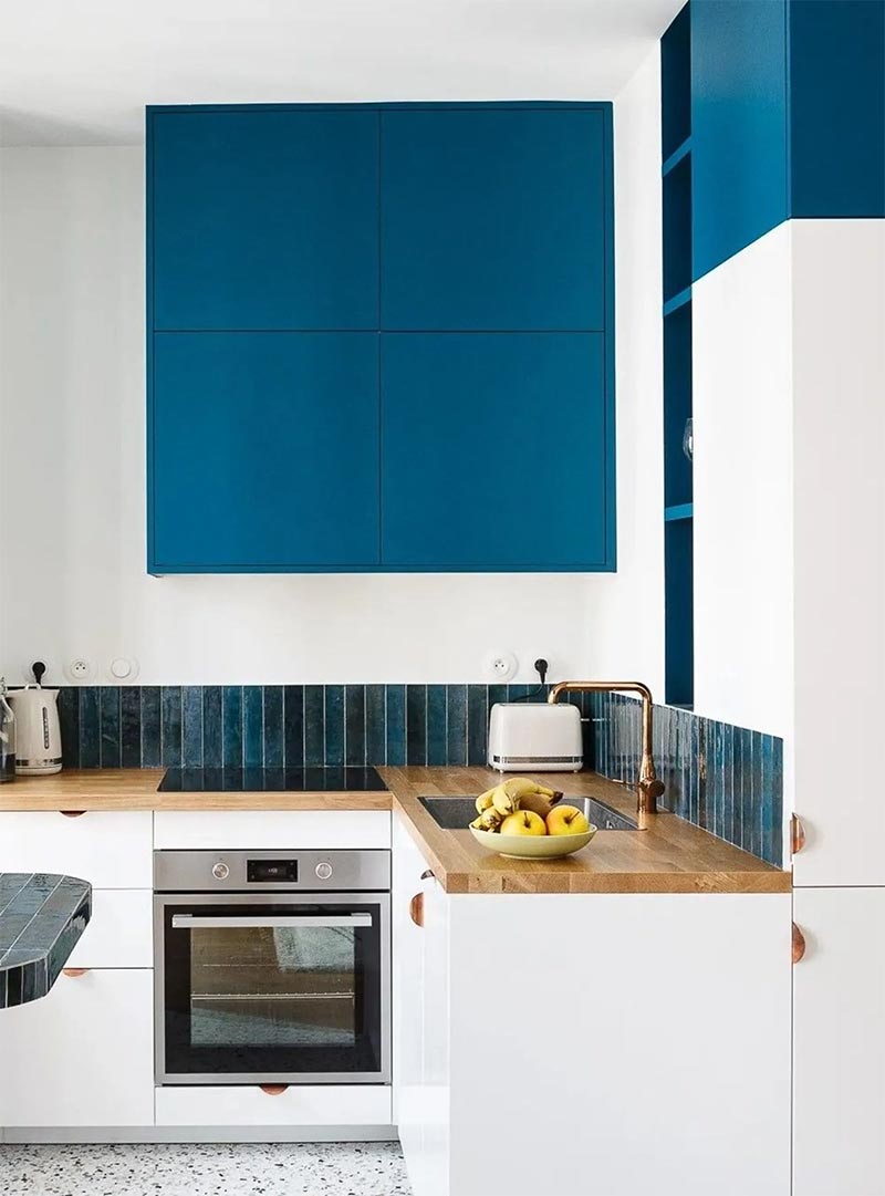 Une petite cuisine dans un appartement parisien par Emilie Melin en bleu et blanc, plein de charme