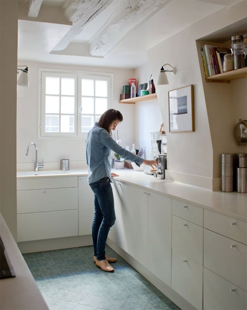 Un joli luminaire en porcelaine blanche dans la petite cuisine parisienne de Macha