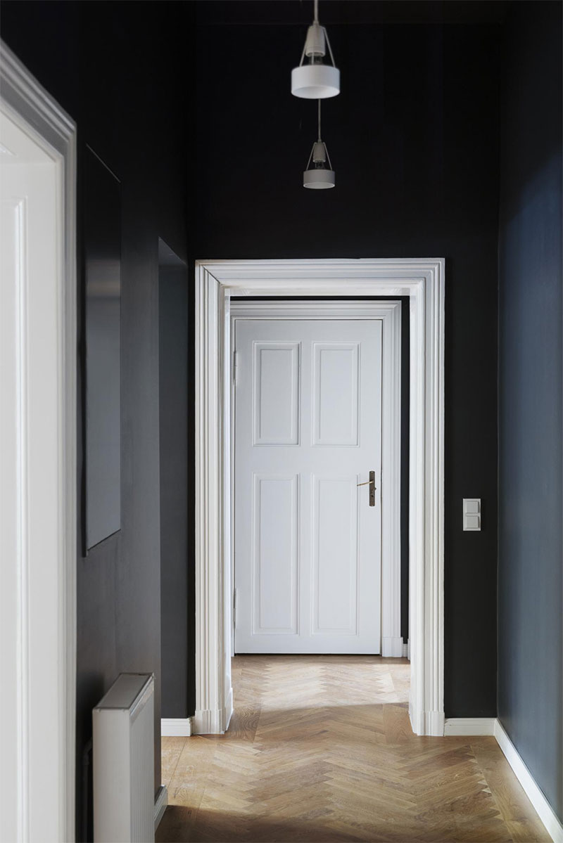 Portes et plinthes ont été peintes en blanc pour contraster avec les murs noirs