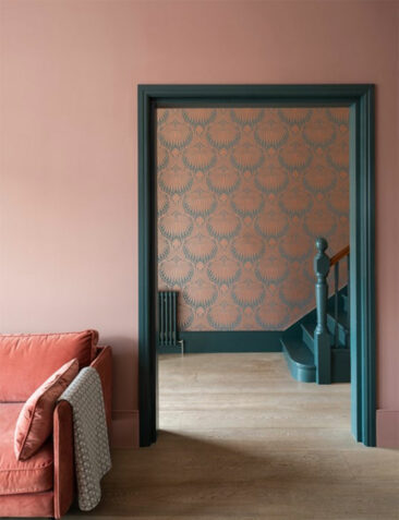 Réalisation Farrow&Ball - Encadrement de porte et porte peint en bleu de Nîmes No. 299 et murs en rose Sulking Room Pink No. 295