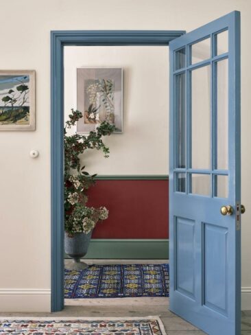 Réalisation Farrow&Ball - Encadrement de porte et porte peint en bleu Stone Blue n°86