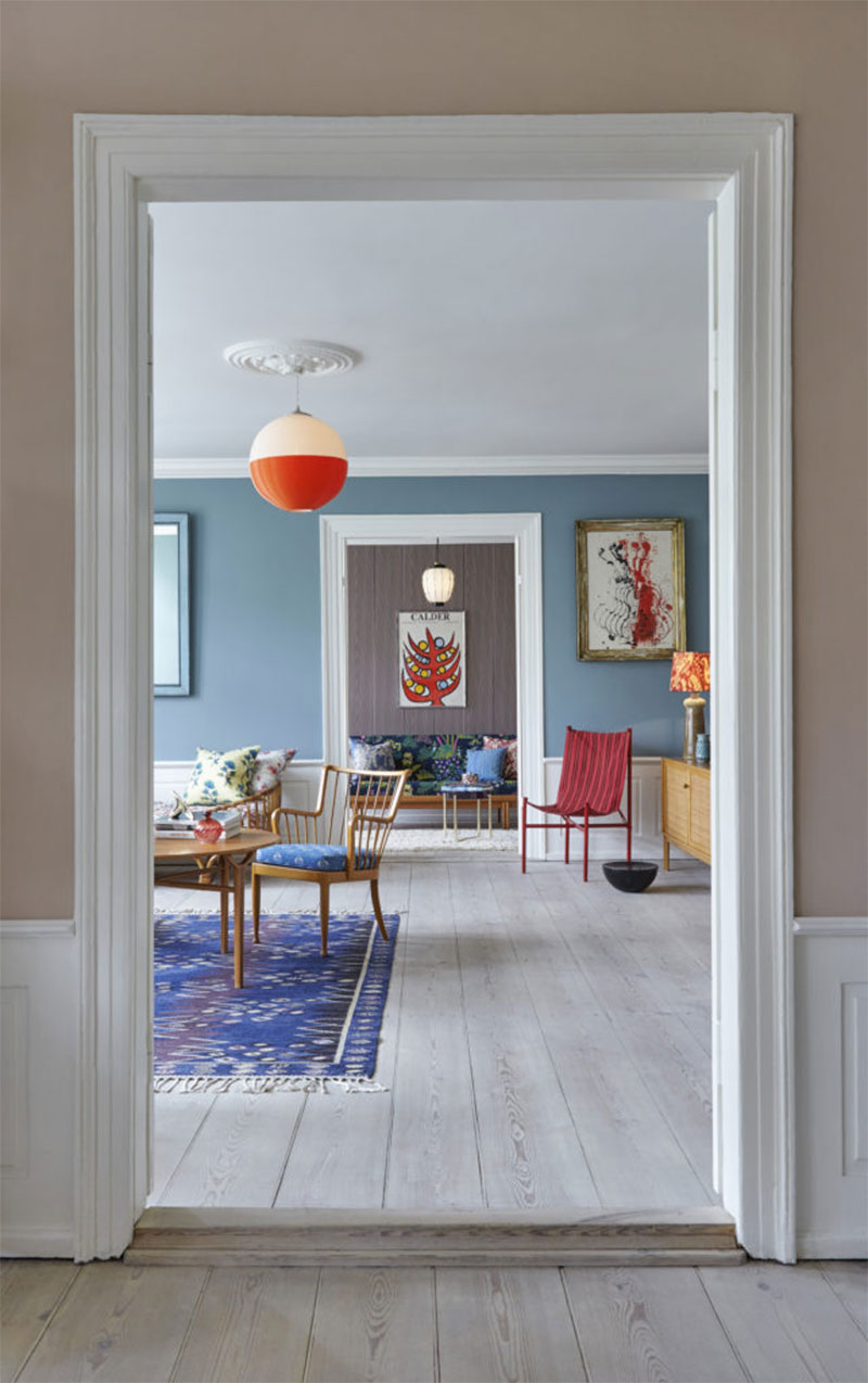 Perspective de pièces dans la galerie The Apartment à Copenhague avec un jeu de couleurs et de papier peint