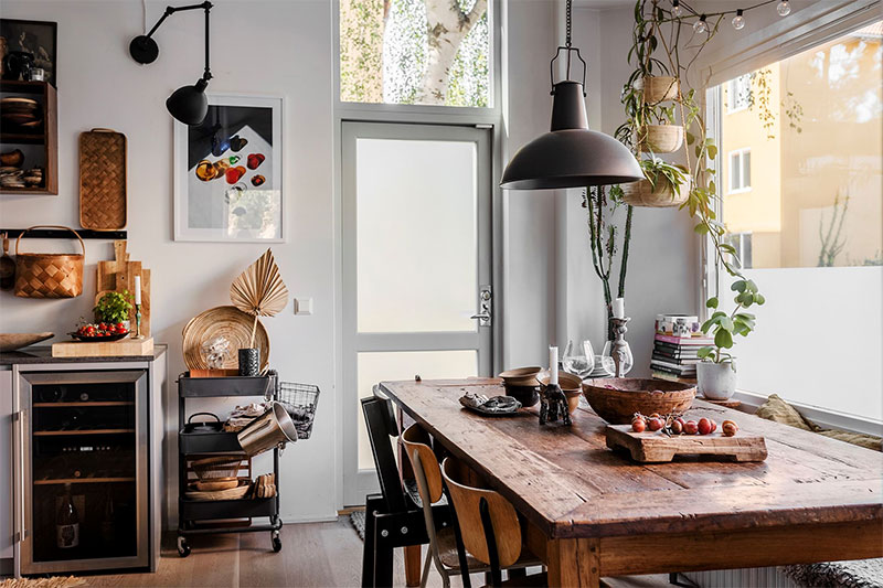 Une cuisine de style campagne en mode scandinave avec sa table de ferme