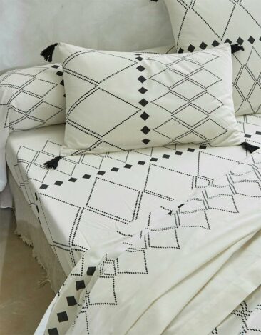 Collection de linge de lit imprimé ethnique, en noir et blanc, Massï par Blanche Porte