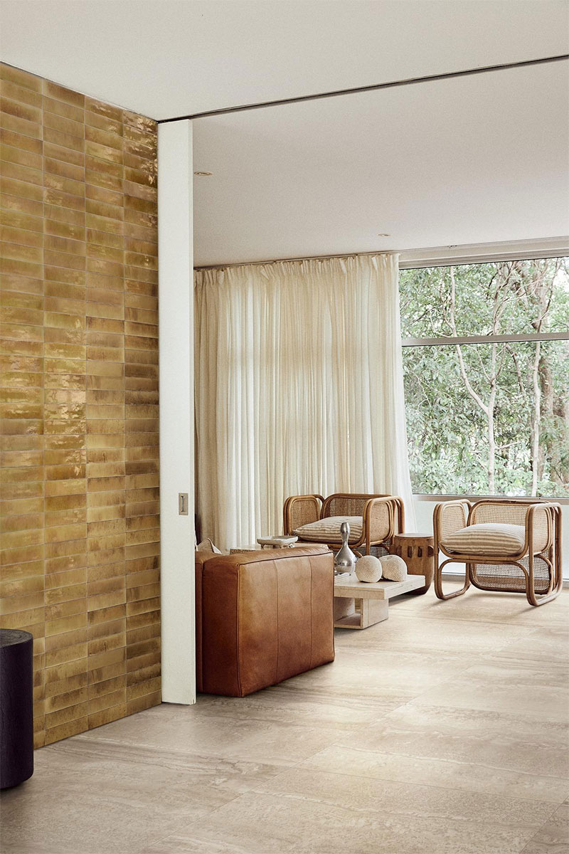 Un intérieur slow bohème de luxe avec une palette de matériaux harmonieuse dans des tonalités de beige
