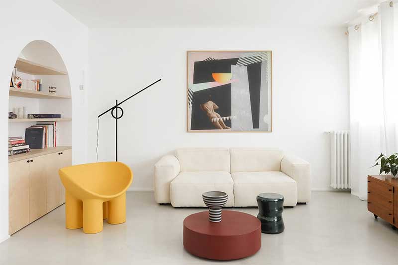 Un décor minimaliste et design par le studio Heju où l'on retrouve beaucoup de pièces design colorées