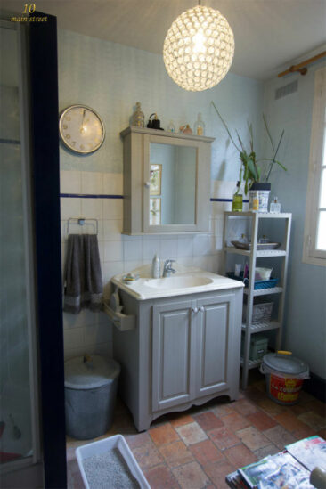 Relooking d'une salle de bains rustique par la peinture par 10mainstreet.fr