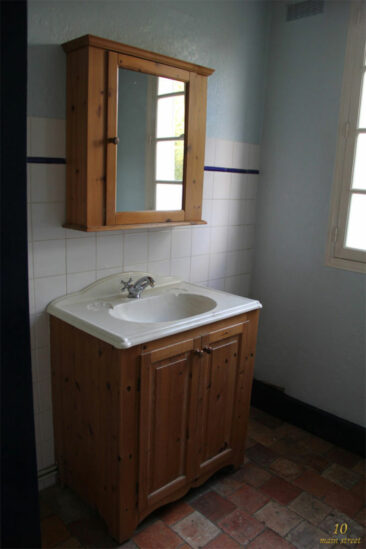 Relooking d'une salle de bains rustique par la peinture par 10mainstreet.fr