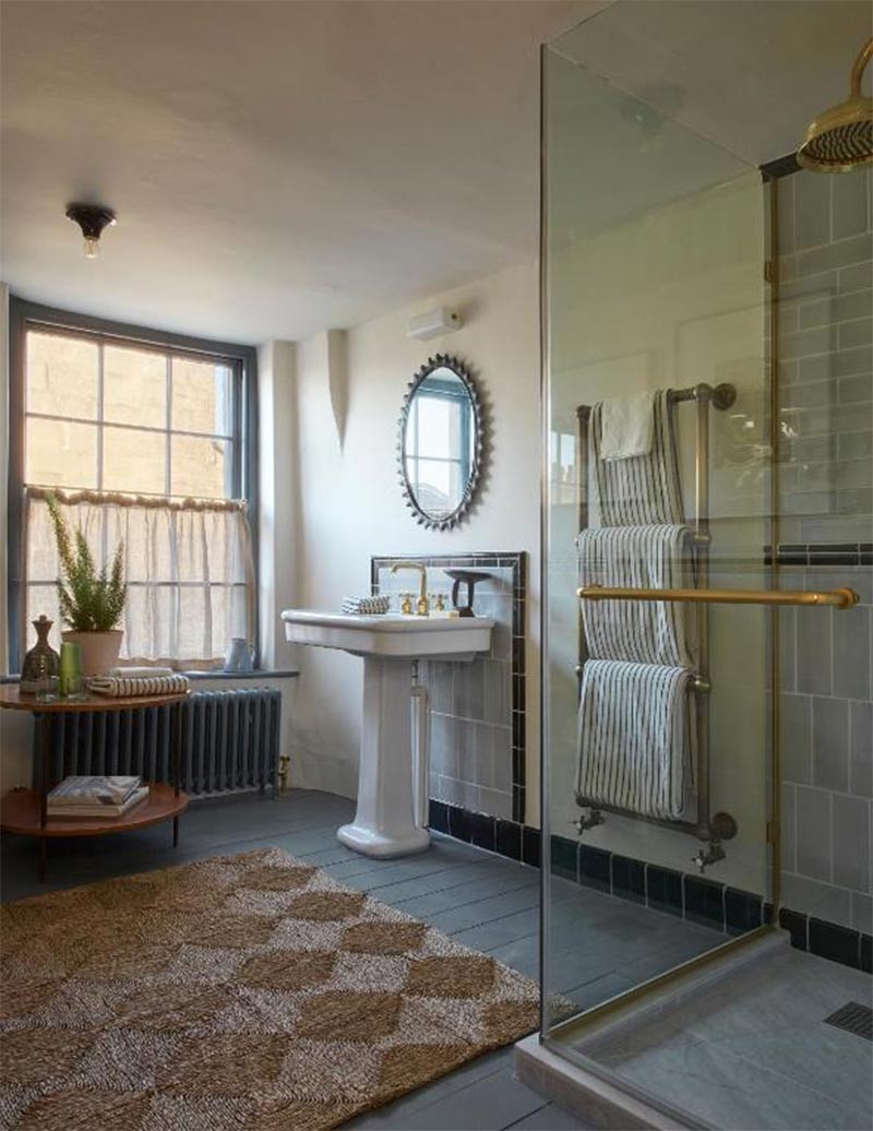 Une salle de bains de style géorgienne décorée avec des éléments vintage et design