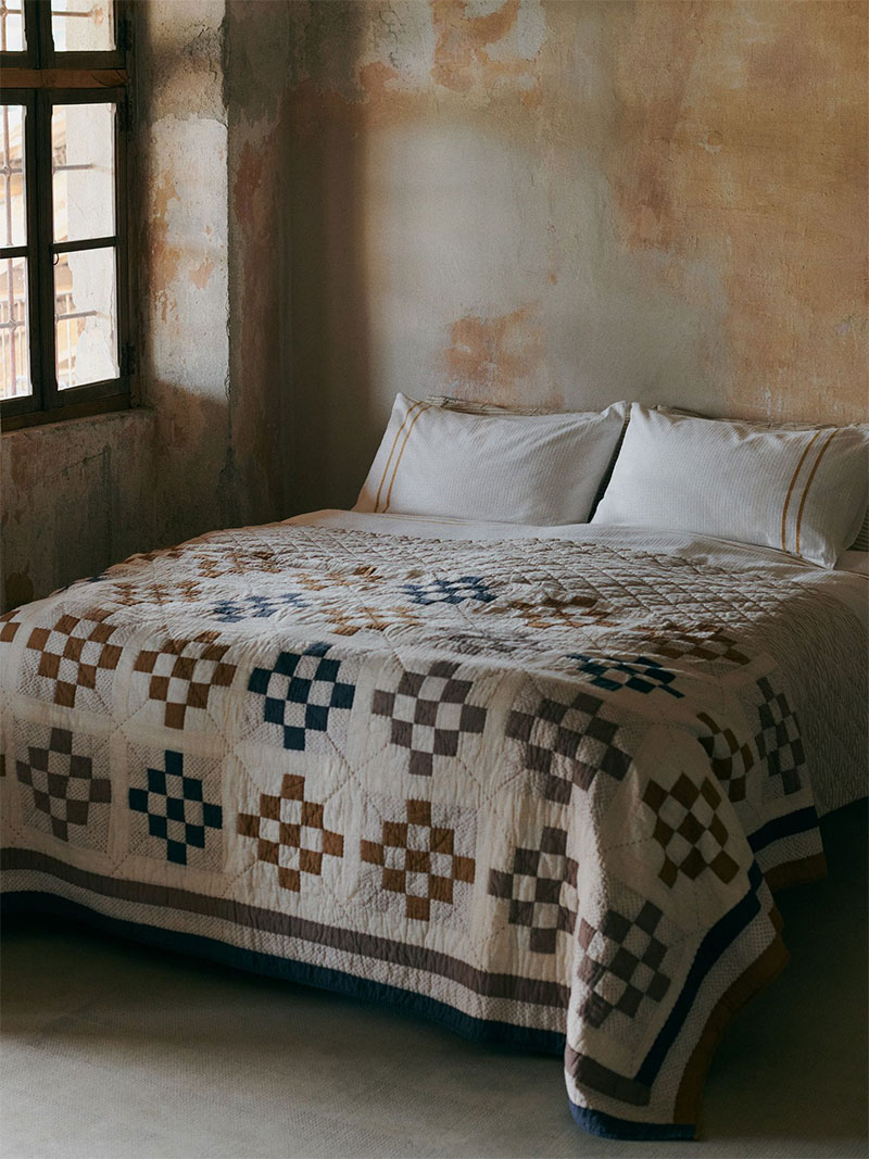 Chambre rustique avec jeté de lit en patchwork - Catalogue TOAST Automne Hiver 2023