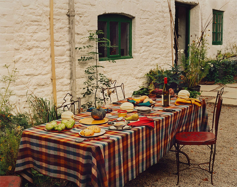 Table avec une nappe en coton à gros carreaux- Une maison au Pays de Galle par Zara Home
