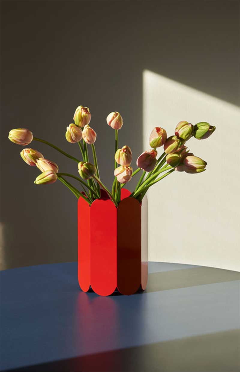 Hay - Vase métal rouge, Arcs, Design : Muller Van Severen