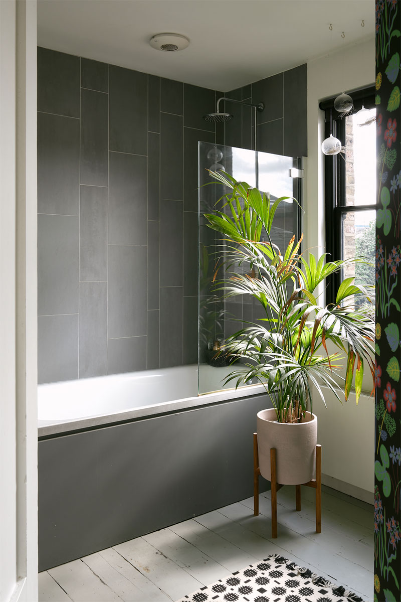Une salle de bains moderne en gris anthracite