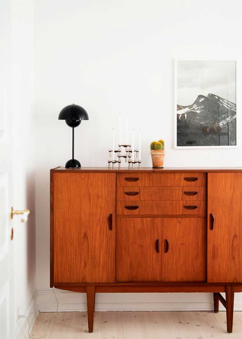 Un buffet scandinave en teck vintage et un bougeoir Nagel