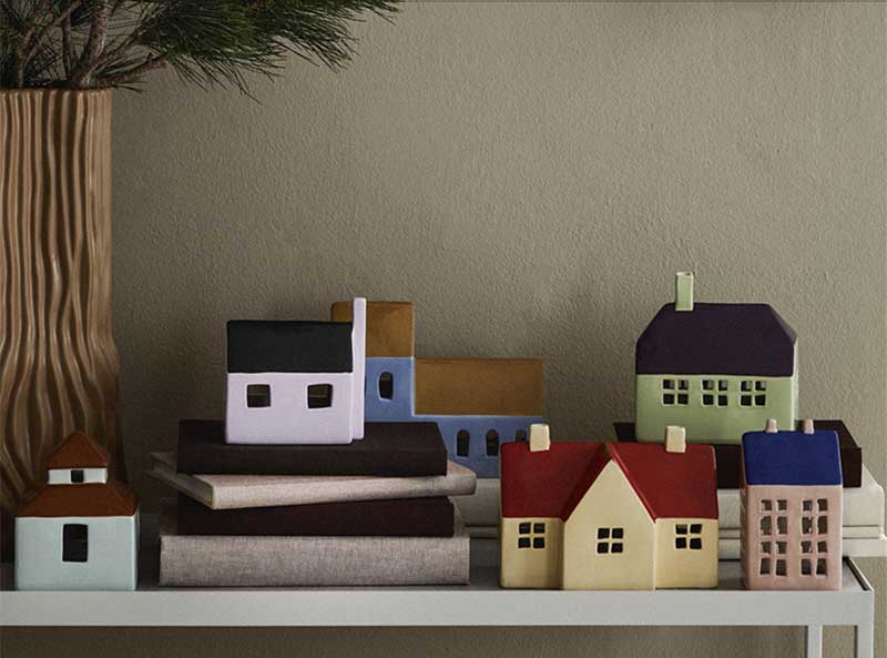 Catalogue de Noël Ferm Living 2023 - Petites maisons en céramique, bougeoir en couleur