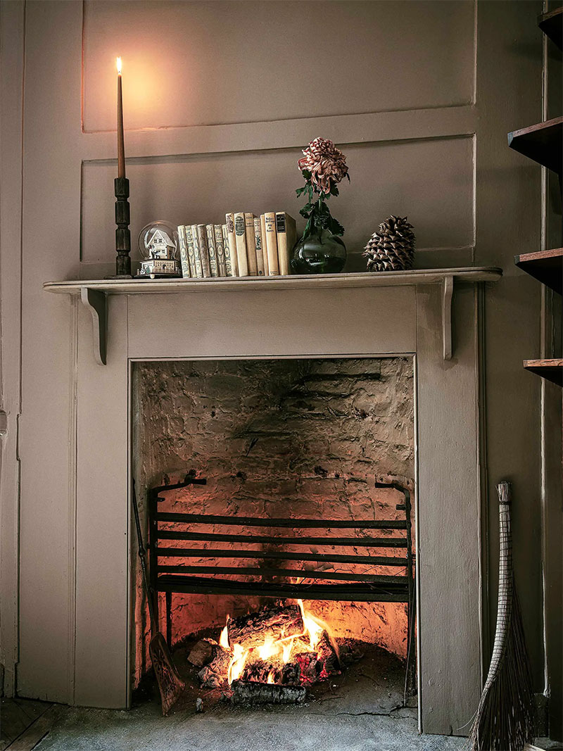 Feu de bois dans une maison ancienne