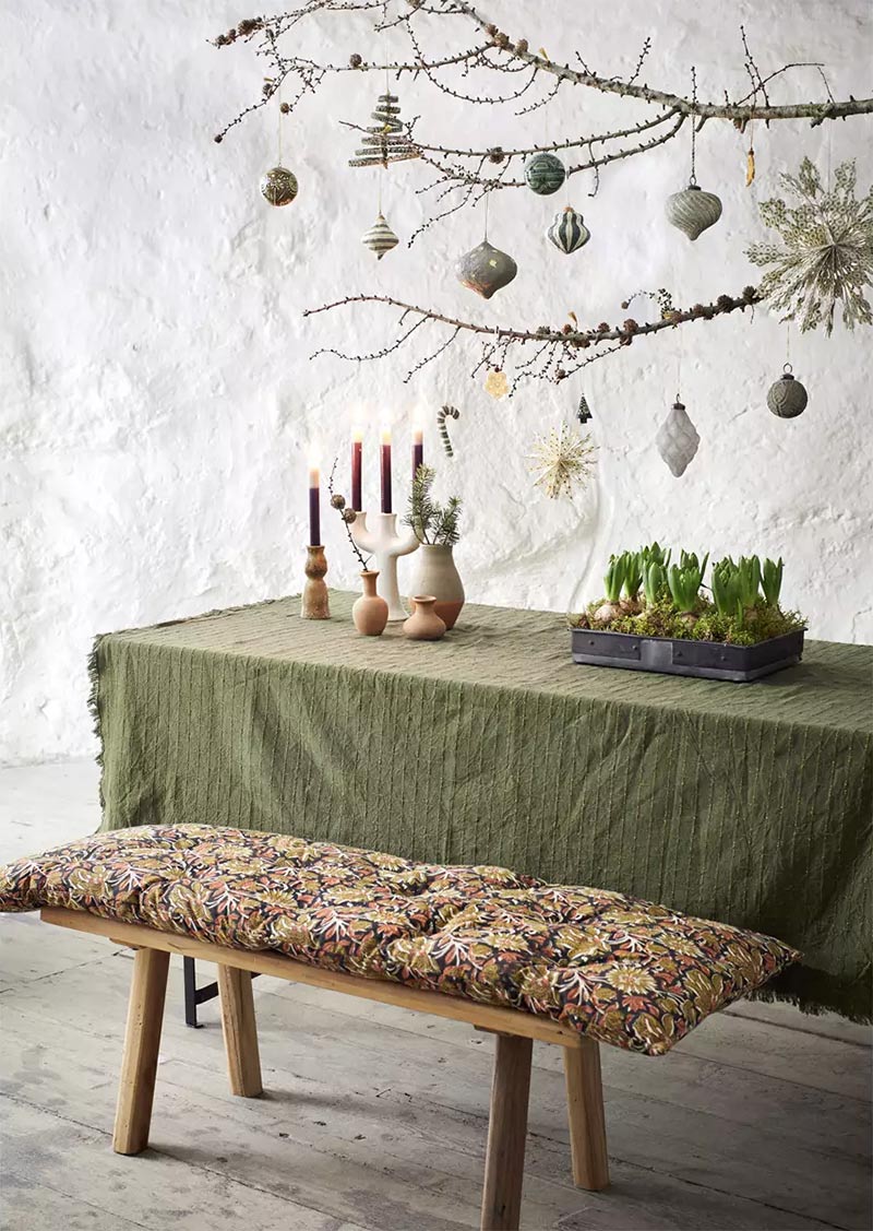 Catalogue de Noël Madam Stoltz 2023 - Table de Noël minimaliste avec décoration réalisée avec des branches d'arbre