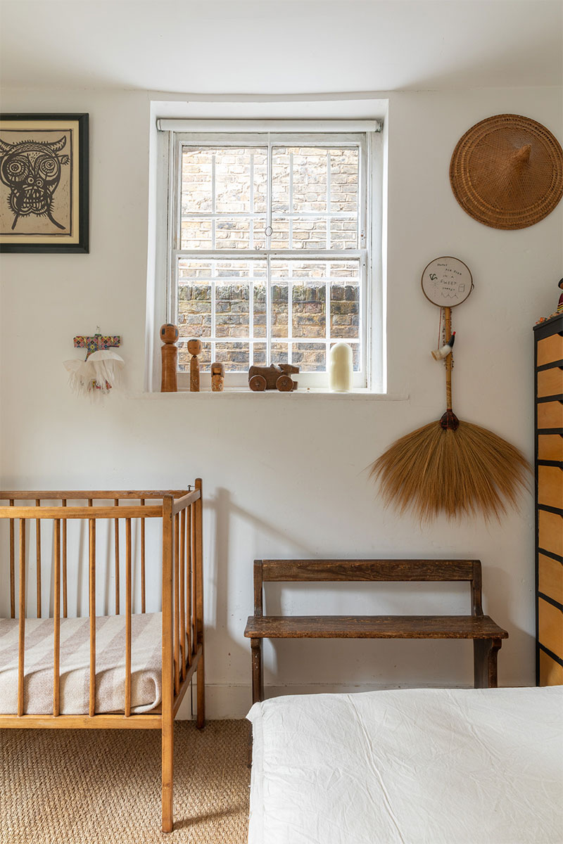 Chambre d'enfant dans un style wabi sabi ethnique