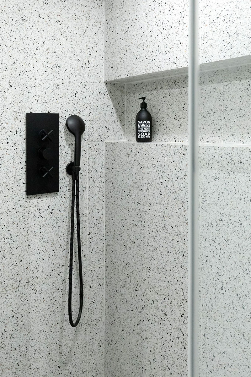 Douche avec faïence impression terrazo et mitigeur noir encastré