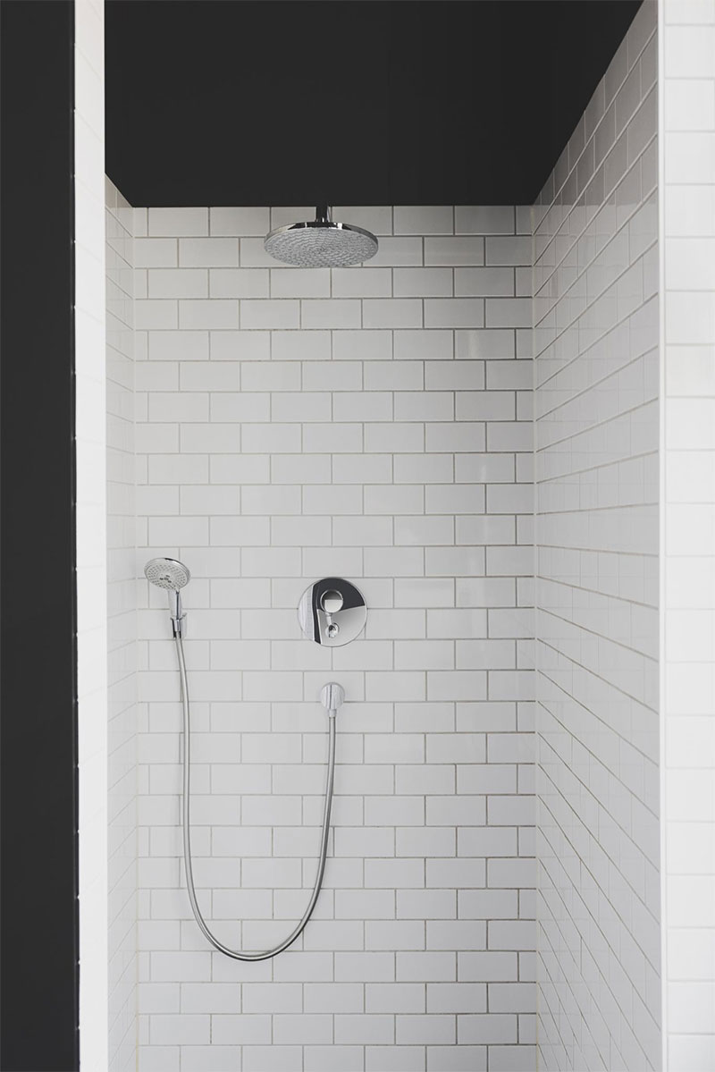 Installation de douche en noir et blanc avec un mitigeur de douche chromé