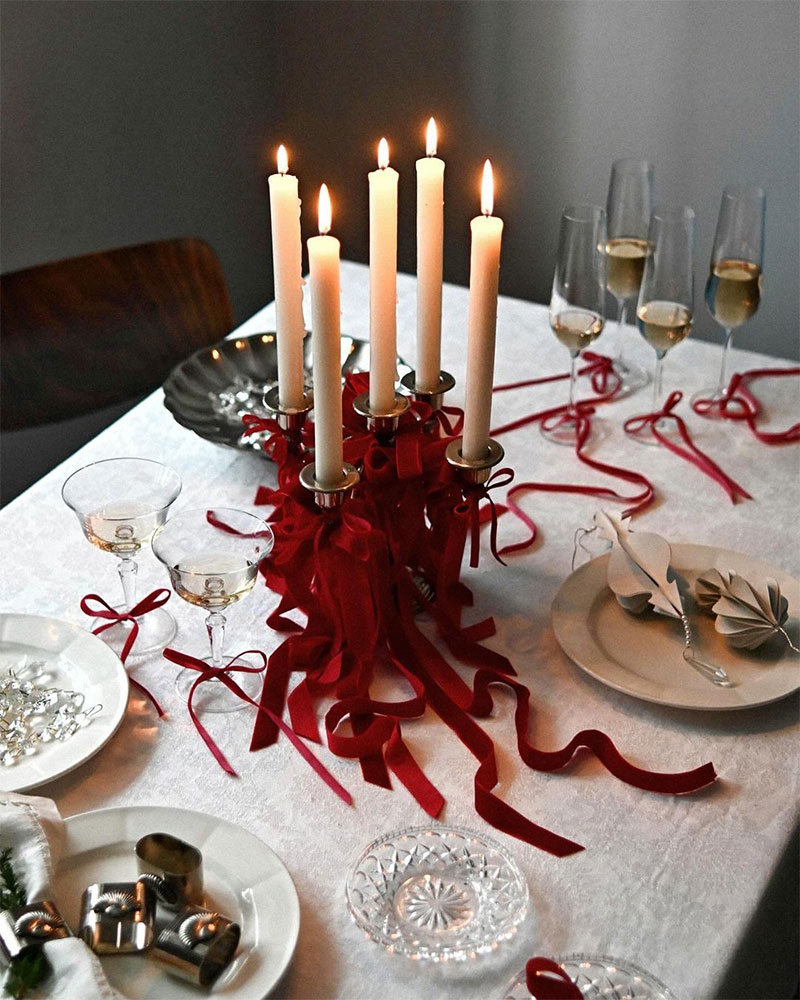 Table de Noël réalisée par Sade Casa avec des rubans rouges