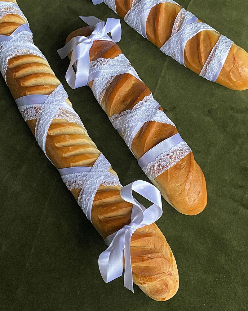 Baguettes de pain, décorés de rubans en dentelle