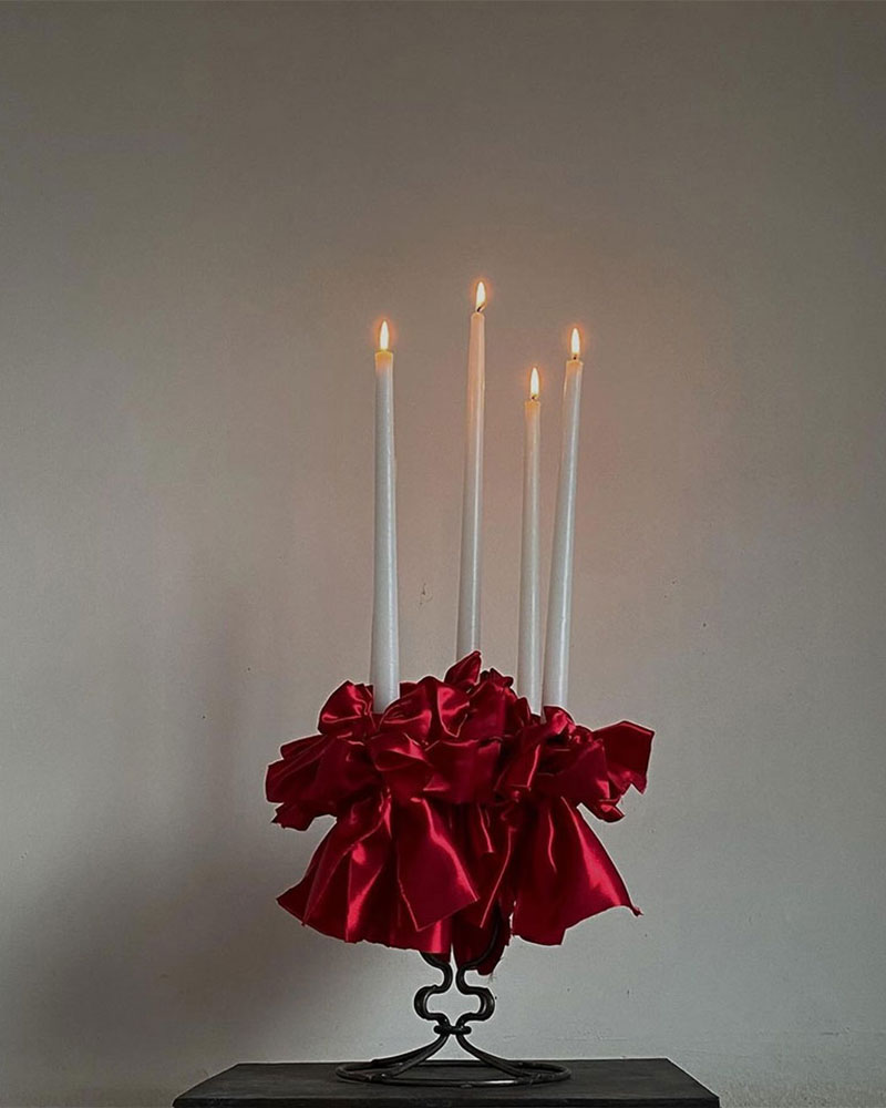 Candélabres décorés avec des nœuds en satin rouge