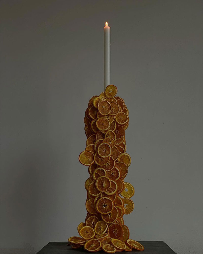 Candlabres décorés avec des morceaux d'orange