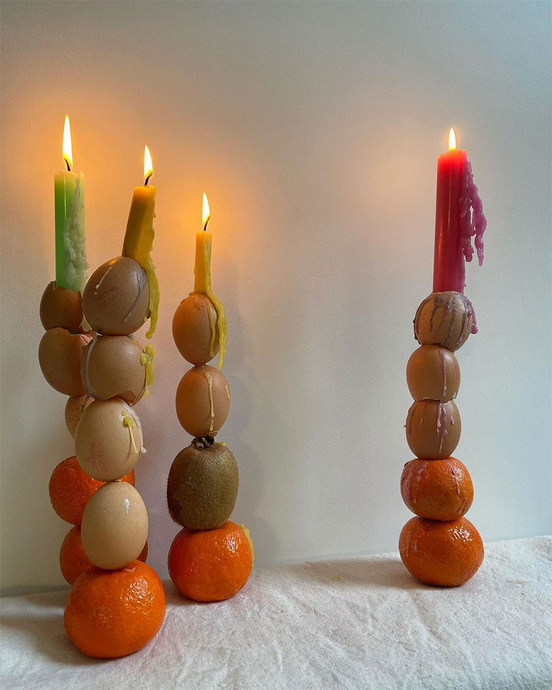 Chandelier réalisé avec des fruits et des oeufs en équilibre