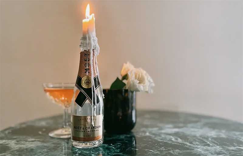 Un bougeoir branché sous forme de bouteille de champagne