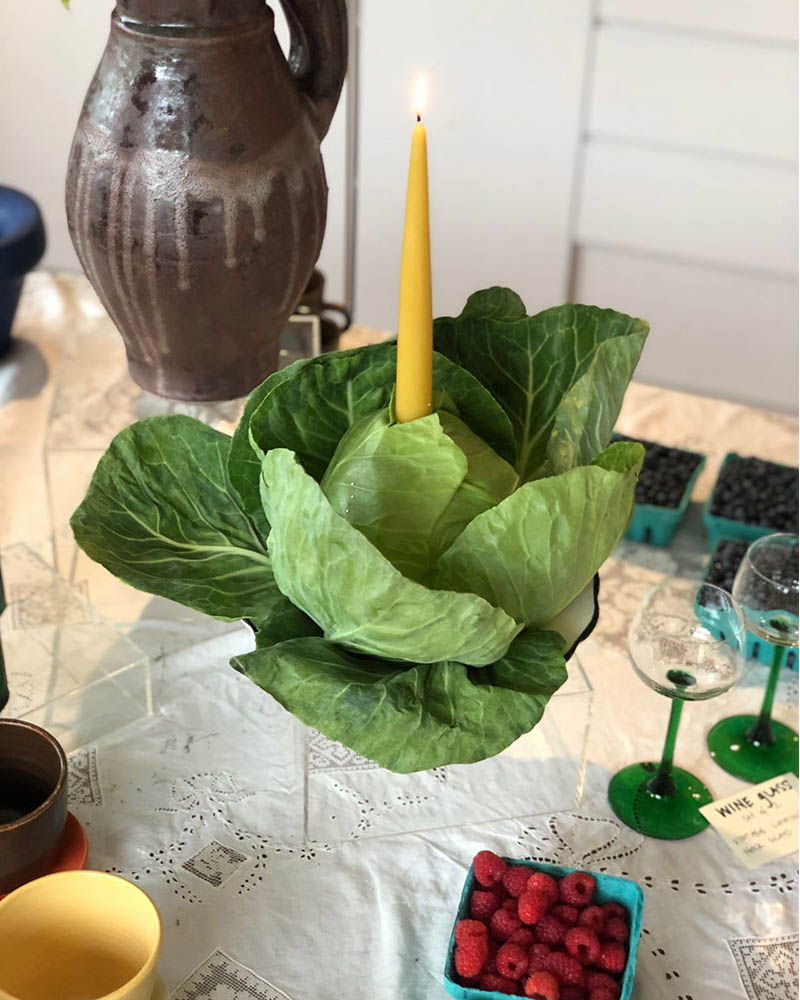 Bougie plantée dans un choux vert en guise de décor de table