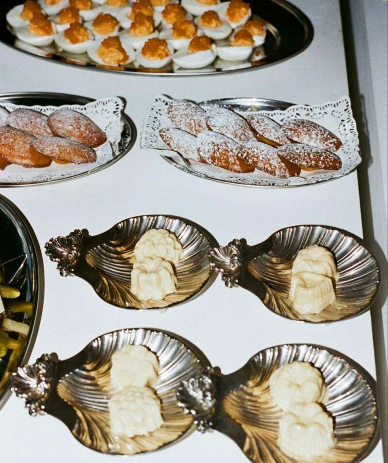 Table de fête en mode vintage avec des plats en argent ou métal argenté