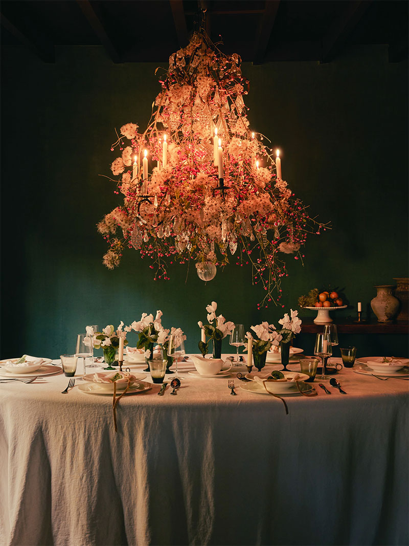Catalogue de Noël Zara Home 2023 - Incroyable arrangement floral pour cette table de fête